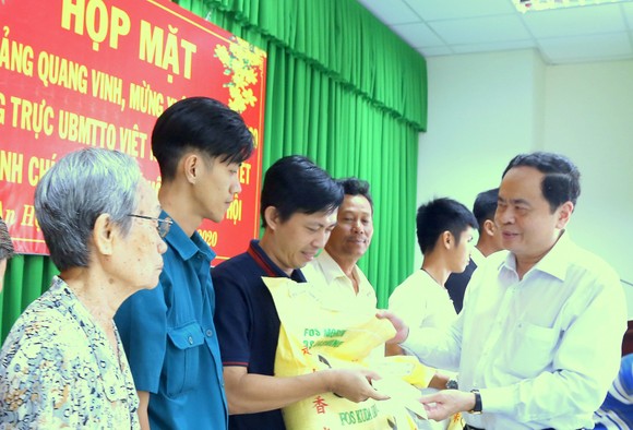 Chủ tịch Ủy ban Trung ương MTTQ Việt Nam Trần Thanh Mẫn trao quà Tết tại CầnThơ ảnh 1