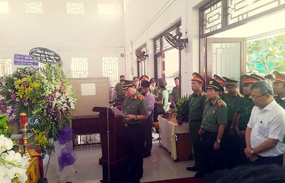 Thăng quân hàm cho đại úy công an tử vong lúc trực Tết ảnh 1