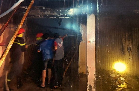 Tiệm vàng bùng cháy dữ dội ảnh 2
