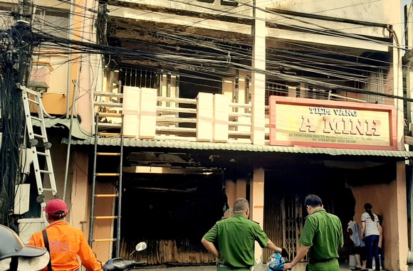 Tiệm vàng bùng cháy dữ dội ảnh 1