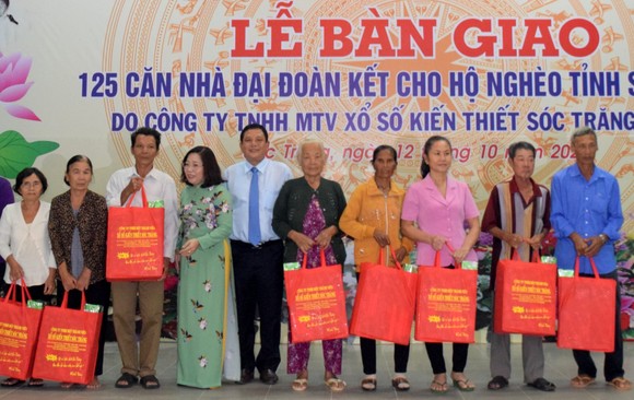 Sóc Trăng bàn giao 125 căn nhà cho hộ nghèo ảnh 1