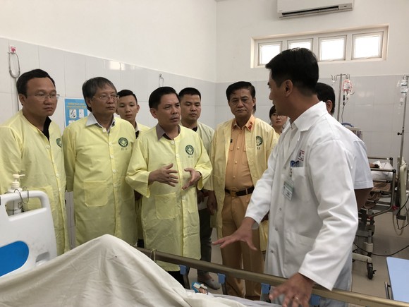 Bộ trưởng Bộ GTVT Nguyễn Văn Thể thăm các nạn nhân tại bệnh viện ảnh 1