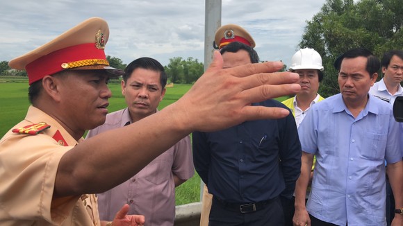 Bộ trưởng Bộ GTVT Nguyễn Văn Thể thăm các nạn nhân tại bệnh viện ảnh 3