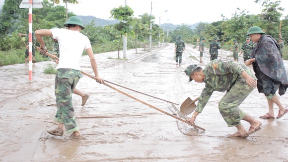 Lũ rút người dân Quảng Trị khẩn trước khắc phục hậu quả ảnh 3
