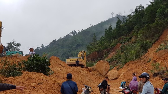 Quảng Trị: 2 xã miền núi mất điện nhiều ngày chưa thể khắc phục sau lũ ảnh 1