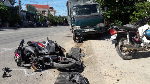 Ô tô gây tai nạn liên hoàn khiến 3 người thương vong ảnh 1