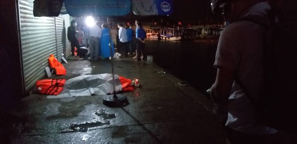 Lật tàu du lịch trên vịnh Nha Trang, ít nhất 2 người tử vong ảnh 1