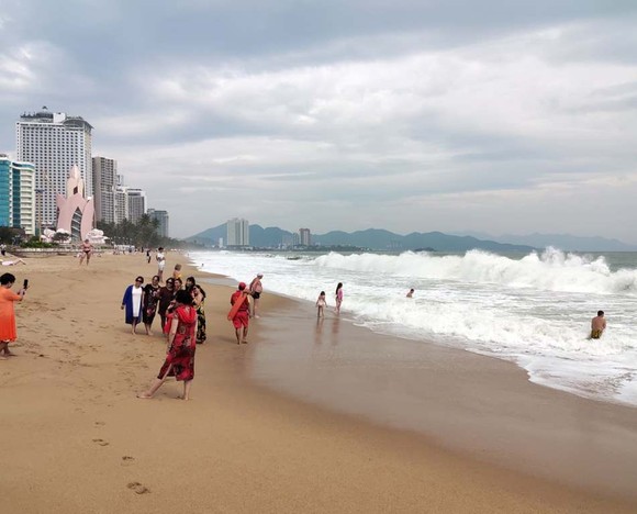 Nha Trang khách tăng đột biến vì “tranh thủ” đi tour trước bão ảnh 2