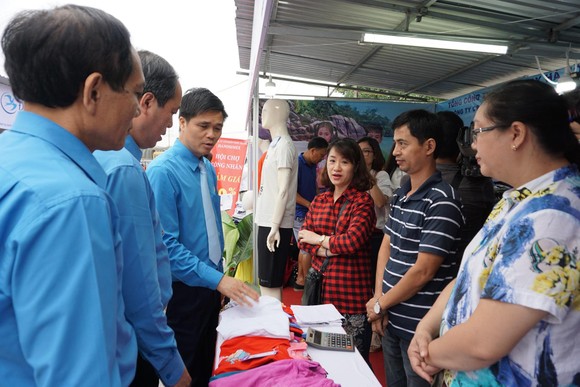Lần đầu tiên, khai mạc “Phiên chợ công nhân” ảnh 2