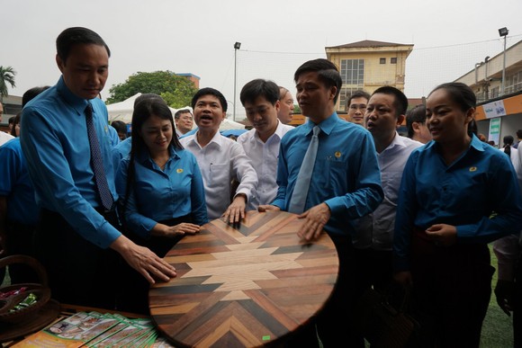 Lần đầu tiên, khai mạc “Phiên chợ công nhân” ảnh 3