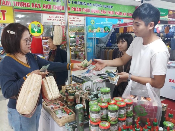 Các doanh nghiệp tăng thêm 20-25% hàng hoá cho người dân mua sắm tết ảnh 1