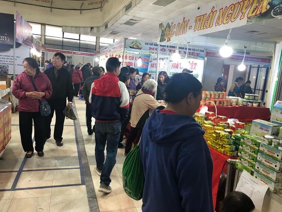 Các doanh nghiệp tăng thêm 20-25% hàng hoá cho người dân mua sắm tết ảnh 2
