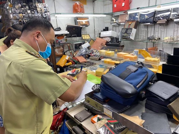 Thu giữ 1.500 đồng hồ, kính, ví... có dấu hiệu giả nhãn hiệu nổi tiếng tại chợ Bến Thành, Saigon Square ảnh 2