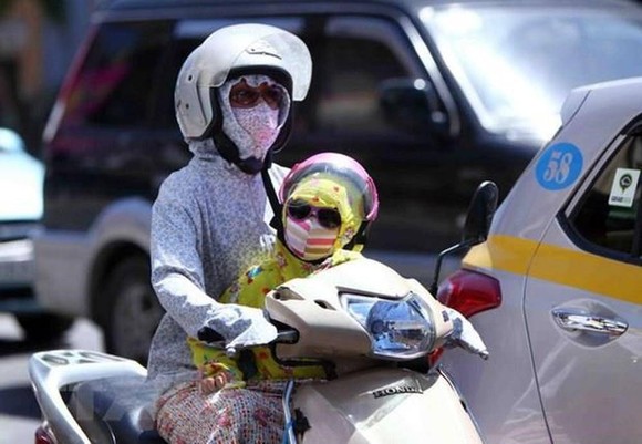 Gió Lào khô nóng đã tới, chỉ số UV đạt “max” ảnh 1