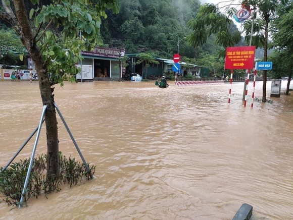5 trận động đất ở Sơn La, mưa lớn Hạ Long chìm trong biển nước ảnh 3