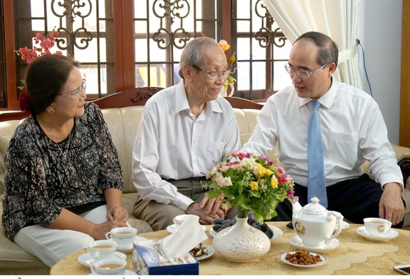 Bí thư Thành ủy TPHCM Nguyễn Thiện Nhân thăm và chúc mừng các nhà giáo tiêu biểu ảnh 1