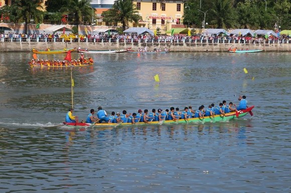 Tưng bừng hội đua thuyền truyền thống xứ biển Phan Thiết ảnh 1