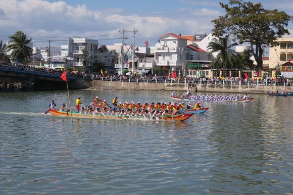 Tưng bừng hội đua thuyền truyền thống xứ biển Phan Thiết ảnh 2