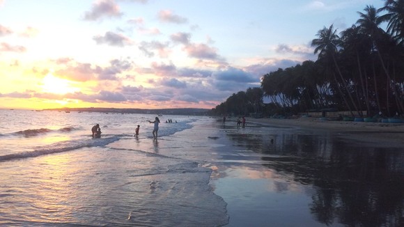 Phan Thiết công bố các khu vực tắm biển an toàn ảnh 1