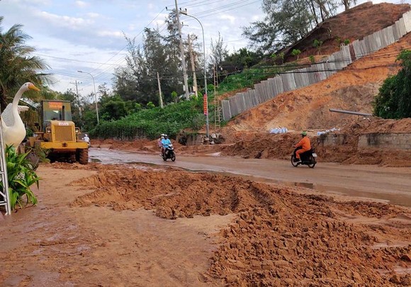 Cát đỏ tràn xuống đường ven biển Mũi Né gây ách tắc giao thông ảnh 1