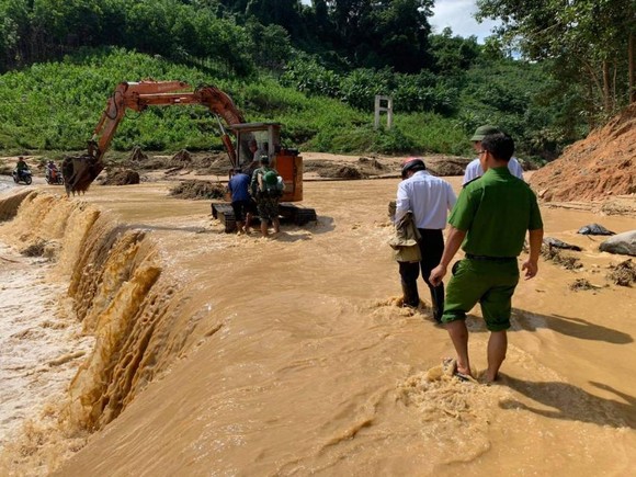 Thêm một vụ sạt lở vùi lấp 11 người tại Quảng Nam, 200 công nhân thủy điện bị cô lập ảnh 5