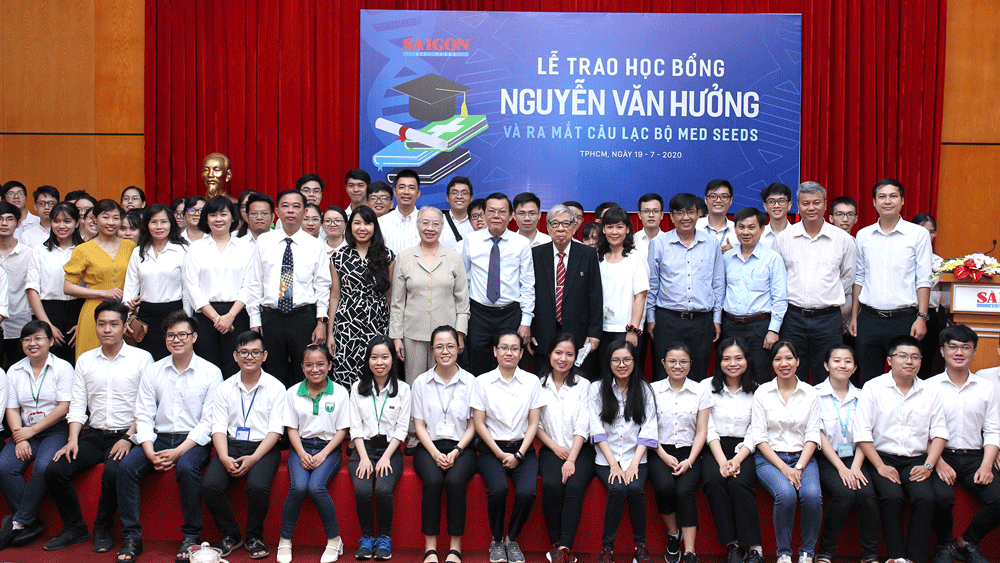 Trao học bổng Nguyễn Văn Hưởng đợt 1 năm 2020: Ươm cây non, đón quả ngọt ảnh 1