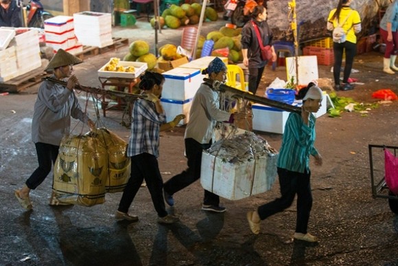 Khởi tố, tạm giam 3 kẻ cưỡng đoạt tài sản ở chợ Long Biên ảnh 2