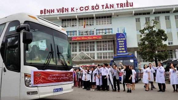 Những chuyến xe đầy ắp nụ cười bệnh nhân ung thư ngày giáp tết ảnh 6