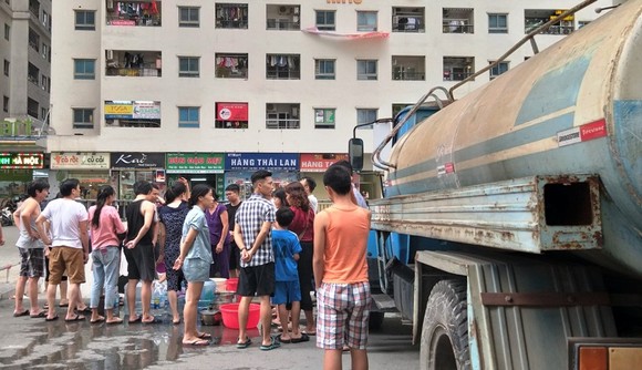 Nước sạch ở Thủ đô có mùi lạ, người dân rồng rắn xếp hàng lấy nước ảnh 1