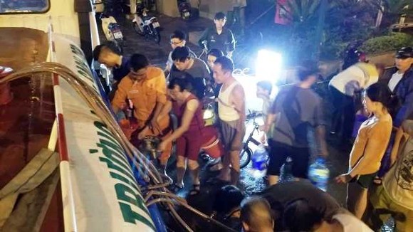 Người dân Hà Nội khốn khổ, thâu đêm suốt sáng trực chờ hứng nước sạch ảnh 4