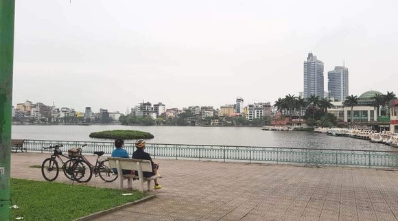 Ngày đầu thực hiện cách ly toàn xã hội - đường phố Hà Nội không vắng bóng người ảnh 3