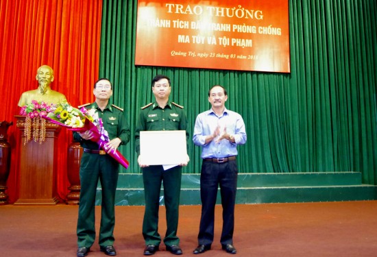 Khen thưởng ban chuyên án phá vụ ma túy lớn nhất biên giới tỉnh Quảng Trị ảnh 1