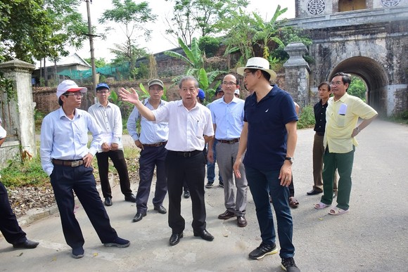 Chủ tịch UBND tỉnh Thừa Thiên – Huế đến với người dân sống “treo” trên Kinh thành Huế ảnh 2