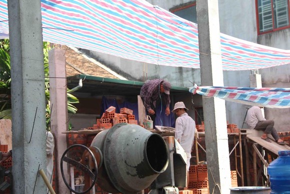 Vật vờ giữa nắng nóng ở bệnh viện ảnh 1