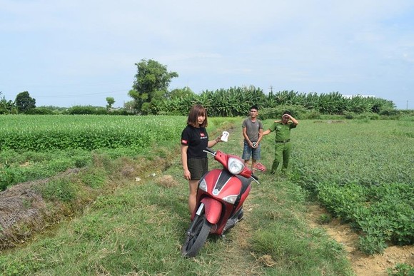 Bắt đôi nam nữ đang bị truy nã dùng mã tấu chống trả Công an ảnh 1