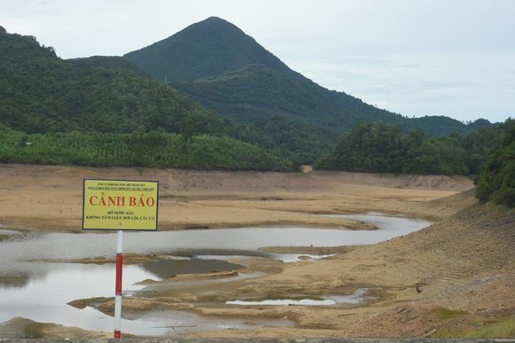 Hồ thủy lợi cạn nước, thủy điện dừng phát điện ảnh 2