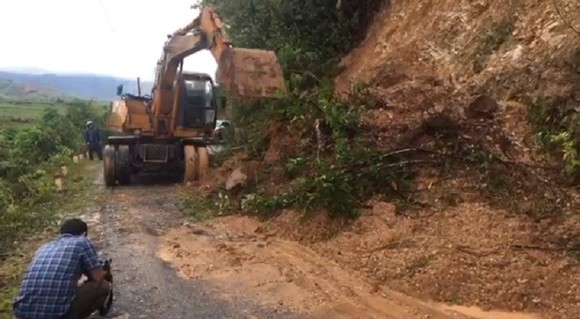 Nỗ lực khắc phục sạt lở trên đường Hồ Chí Minh - nhánh Tây ảnh 1