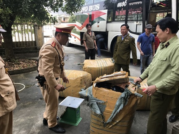 CSGT truy bắt xe khách chở hàng lậu ảnh 1