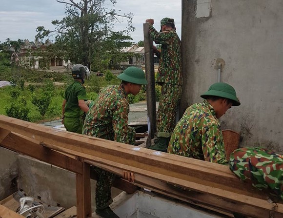 Gần 4.000 bộ đội và dân quân tự vệ giúp dân khắc phục bão số 5 ảnh 1