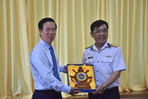 Trưởng Ban Tuyên giáo Trung ương Võ Văn Thưởng thăm, chúc tết cán bộ, chiến sĩ, gia đình chính sách ảnh 1