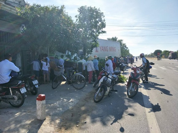 Xe container va quệt xe máy, đâm sập mái hiên, ki-ốt bán hàng ảnh 5