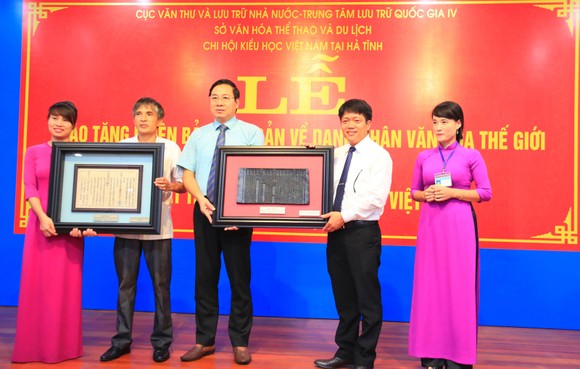 Trao tặng phiên bản Mộc bản về Đại thi hào Nguyễn Du - Danh nhân Văn hóa thế giới ảnh 1