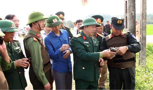 Tìm thấy khẩu súng ngắn, dao, lựu đạn của nhóm đối tượng cố thủ trong xe ô tô ảnh 1