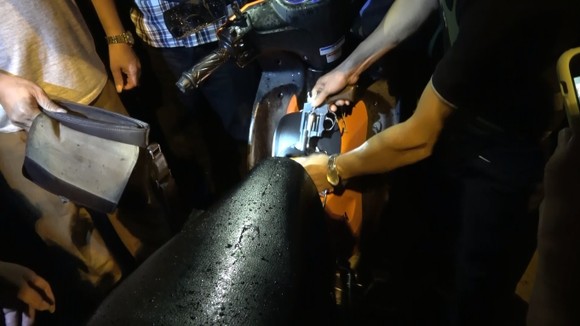 Bắt giữ đối tượng vận chuyển 6 bánh heroin cùng súng và 5 viên đạn qua biên giới ảnh 5