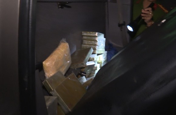 Bắt giữ 2 đối tượng vận chuyển 30 bánh heroin, 6.000 viên ma túy tổng hợp ảnh 1