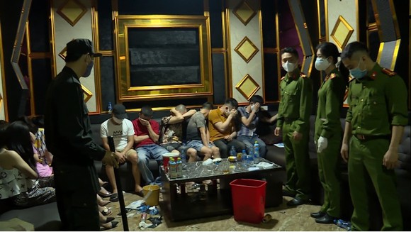 Treo biển 'tạm ngưng hoạt động' phòng Covid-19, quán karaoke âm thầm cho 76 người vào 'bay lắc' ảnh 2