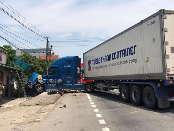 Tai nạn giữa xe khách và xe container, 2 người thương vong ảnh 7