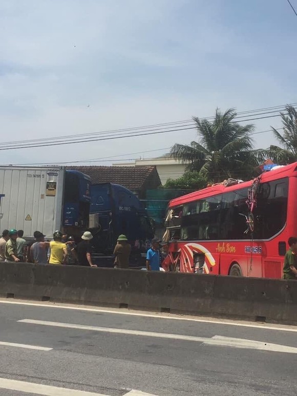 Tai nạn giữa xe khách và xe container, 2 người thương vong ảnh 10