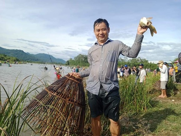 Hàng ngàn người dân nô nức tham gia lễ hội đánh cá 'độc nhất' ở Hà Tĩnh ảnh 16