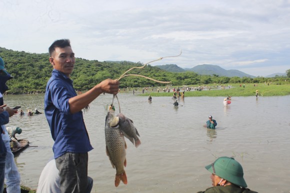 Hàng ngàn người dân nô nức tham gia lễ hội đánh cá 'độc nhất' ở Hà Tĩnh ảnh 15